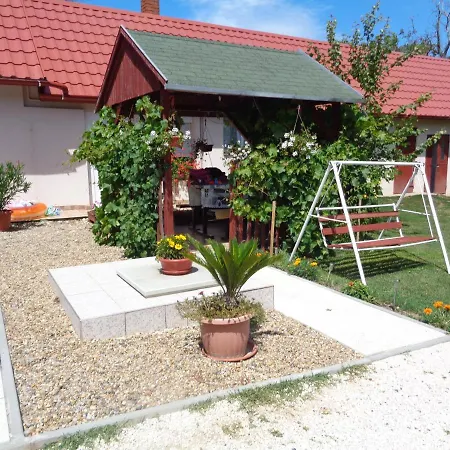 Apartament Irenke Vendeghaz *