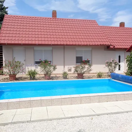 Irenke Vendeghaz Apartament